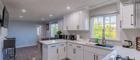 Rumah, 2 Tempat Tidur Queen, balkon, pemandangan kebun (1101 C Monterey Park) | Dapur pribadi | Mesin pembuat kopi/teh