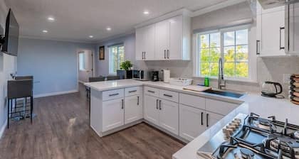 Stunning LA Luxury Retreat: Ideal for Work or Play