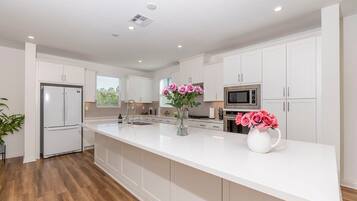 Casa de ciudad, 1 cama King size, balcón, vista al jardín (148 B, Irvine) | Cocina privada | Cafetera y tetera