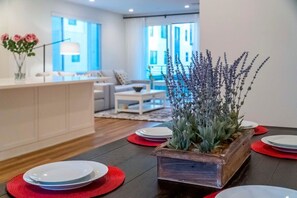 Stadtwohnung, 1 King-Bett, Balkon, Gartenblick (148 B, Irvine) | Innenbereich