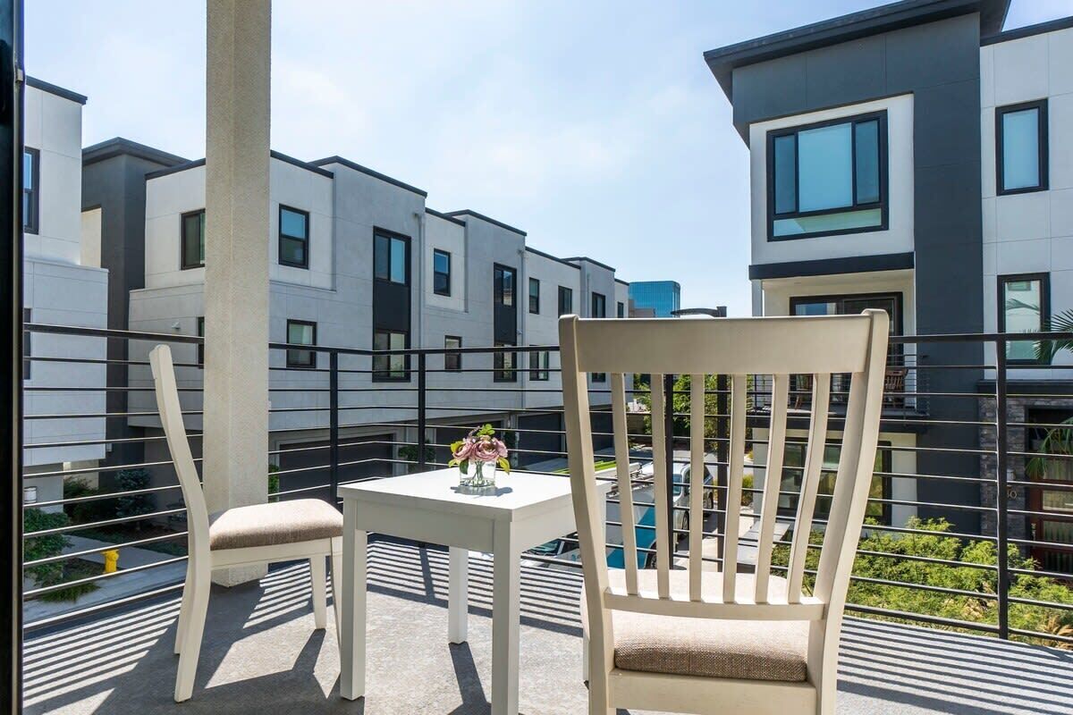 Townhouse, 1 kingsize-seng, balkong, hageutsikt (148 B, Irvine) | Utendørsservering