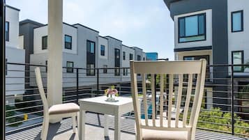 Townhouse, 1 kingsize-seng, balkong, hageutsikt (148 B, Irvine) | Utendørsservering