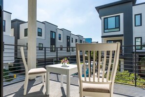 Townhouse, 1 kingsize-seng, balkong, hageutsikt (148 B, Irvine) | Utendørsservering