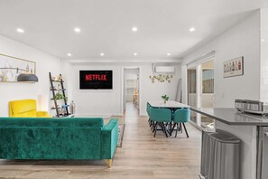 Apartamento, várias camas, varanda, vista para o jardim (Lake #4-2 Altadena) | Parte interna