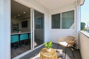 公寓, 多张床, 露台, 花园景观 (Lake #4-2 Altadena) | 室外用餐