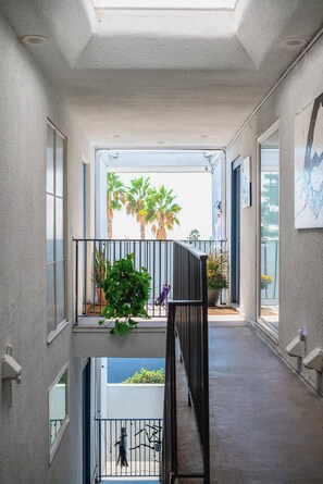 Leilighet, flere senger, terrasse, hageutsikt (Lake #4-2 Altadena) | Innvendig