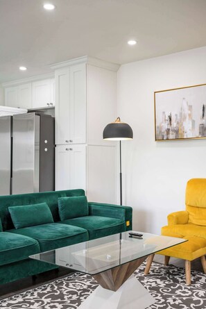 Departamento, varias camas, patio, vista al jardín (Lake #4-2 Altadena) | Área de sala de estar