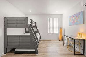 2 bedrooms, individually decorated, individually furnished - Modern Family Getaway w/ Spacious Living Areas #4 (Altadena)