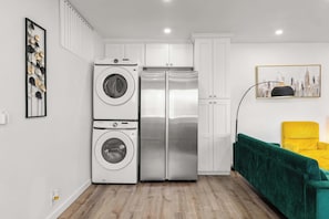 Apartment, Mehrere Betten, Terrasse, Gartenblick (Lake #4-2 Altadena) | Innenbereich