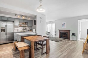 Appartement, plusieurs lits, balcon, vue piscine (20240 Apt D, Covina) | Intérieur