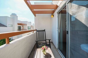 Leilighet, flere senger, balkong, bassengutsikt (20240 Apt D, Covina) | Terrasse/patio
