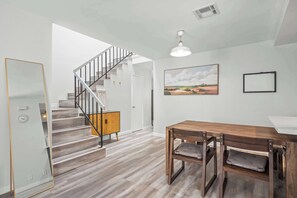 Leilighet, flere senger, balkong, bassengutsikt (20240 Apt D, Covina) | Innvendig