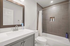 Bathroom - Stylish Modern Retreat Near LA Top Attractions #5 (Altadena)