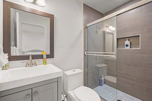 Designer toiletries, towels, toilet paper - Stylish Modern Retreat Near LA Top Attractions #5 (Altadena)