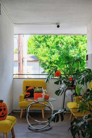 Apartment, 2 Queen Beds, Balcony, Mountain View (Lake #5 Altadena) | Interior