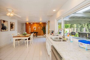 Casa, varias camas, cocina, vista al jardín (17900 Rowland Height) | Cocina privada | Cafetera y tetera 