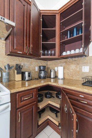 House, Multiple Beds, Patio, Garden View (7931 C, Rosemead) | Private kitchen | Coffee/tea maker, electric kettle