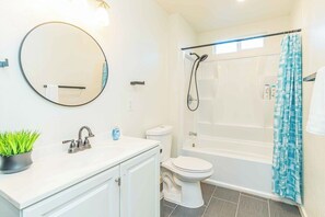 Casa, letti multipli, patio, vista giardino (1203 Glendora) | Bagno | Set di cortesia firmato, asciugamani, carta igienica