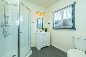 House, Multiple Beds, Patio, Garden View (1203 Glendora) | Bathroom | Designer toiletries, towels, toilet paper - Elegant Comfort on Historic Route 66 Attractions (Glendora)