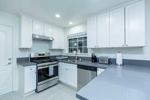 Byhus - flere senge - terrasse (46 Pasadena) | Privat køkken | Kaffe-/temaskine