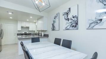 Maison mitoyenne, plusieurs lits, patio (46 Pasadena) | Restauration