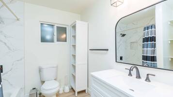 Maison mitoyenne, plusieurs lits, patio (46 Pasadena) | Salle de bain | Articles de toilette de luxe, serviettes fournies, papier toilette