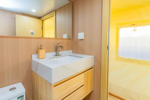 Cabaña, varias camas, patio, vistas al jardín (GLAMP 1201 Glendora) | Baño | Artículos de higiene personal de diseño, toallas y papel higiénico