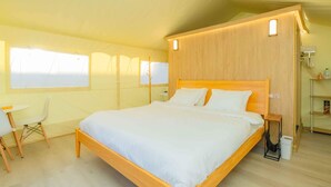 Cabana, várias camas, varanda, vista para o jardim (GLAMP 1201 Glendora) | 2 quartos, individualmente decorados, individualmente mobiliados
