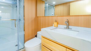 Cabana, várias camas, varanda, vista para o jardim (GLAMP 1201 Glendora) | Banheiro | Produtos de toalete de grife, toalhas de banho, papel higiênico