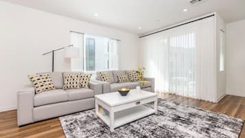 Casa de ciudad, 1 cama Queen size, patio, vista al jardín (148 A, Irvine) | Área de sala de estar