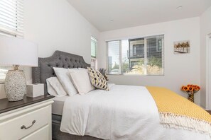 Nhà liên kế, 1 giường cỡ queen, sân hiên, quang cảnh vườn (148 A, Irvine) | 1 phòng ngủ, trang trí khác biệt 