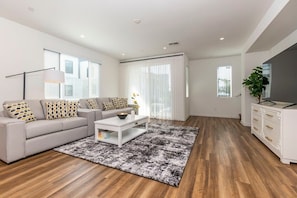 Casa adossada, 1 llit de matrimoni, pati, vistes al jardí (148 A, Irvine) | Sala d'estar