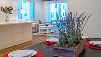 Stadtwohnung, 1 Queen-Bett, Terrasse, Gartenblick (148 A, Irvine) | Innenbereich