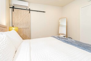 Huis, 2 queensize bedden, terras, uitzicht op tuin (1203 1/2 Glendora) | 2 slaapkamers, individueel gedecoreerd, individueel gemeubileerd