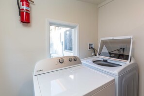 Huis, 2 queensize bedden, terras, uitzicht op tuin (1203 1/2 Glendora) | Interieur