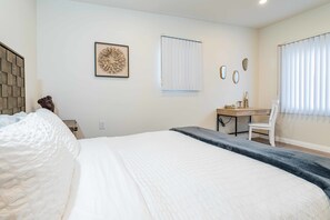 House, 2 Queen Beds, Patio, Garden View (1203 1/2 Glendora) | 2 bedrooms, individually decorated, individually furnished, bed sheets - Chic Historic Route 66 Home - Ideal for Relaxation (Glendora)