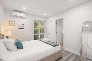 Departamento, 2 camas Queen size, patio, vista al jardín (Lake #1 Altadena) | 2 habitaciones, decoración personalizada y muebles diferentes 