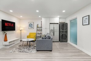 Apartamento, 2 camas Queen, varanda, vista para o jardim (Lake #1 Altadena) | Parte interna