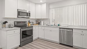 Apartamento, 2 camas de matrimonio, patio, vistas al jardín (Lake #1 Altadena) | Cocina privada | Cafetera o tetera