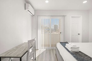 2 bedrooms, individually decorated, individually furnished, bed sheets - Modern Cozy Apartment w/ Parking in Prime Location #1 (Altadena)