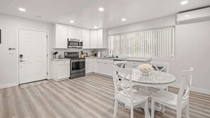 Apartamento, 2 camas de matrimonio, patio, vistas al jardín (Lake #1 Altadena) | Cocina privada | Cafetera o tetera