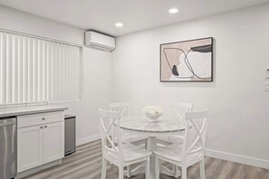 Apartamento, 2 camas Queen, varanda, vista para o jardim (Lake #1 Altadena) | 2 quartos, individualmente decorados, individualmente mobiliados