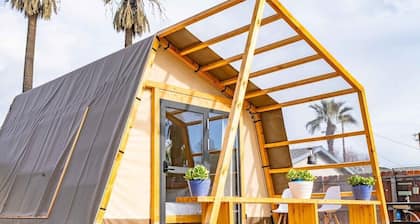 Urban Glamping Oasis: Comfort & Adventure Combined