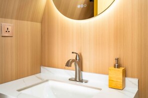 Cabaña, 1 cama Queen size, patio, vista al jardín (GLAMP 503 Glendora) | Baño | Amenidades de baño de diseñador, toallas, papel de baño 