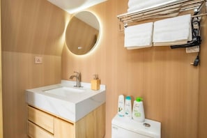 Cabaña, 1 cama de matrimonio, patio, vistas al jardín (GLAMP 503 Glendora) | Baño | Artículos de higiene personal de diseño, toallas y papel higiénico