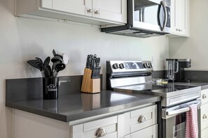 Appartement, plusieurs lits, balcon, vue jardin (Lake #3 Altadena) | Cuisine privée