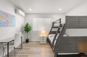 Lejlighed - flere senge - balkon - udsigt til have (Lake #3 Altadena) | 2 soveværelser, individuelt design, individuel indretning