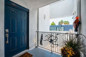Apartment, Multiple Beds, Balcony, Garden View (Lake #3 Altadena) | Property grounds