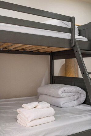 2 bedrooms, individually decorated, individually furnished - Luxury Escape w/ Private Balcony & Free Parking #3 (Altadena)