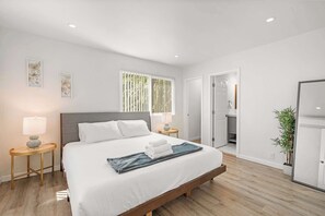 Appartement, plusieurs lits, balcon, vue jardin (Lake #3 Altadena) | 2 chambres, décoration personnalisée, ameublement personnalisé